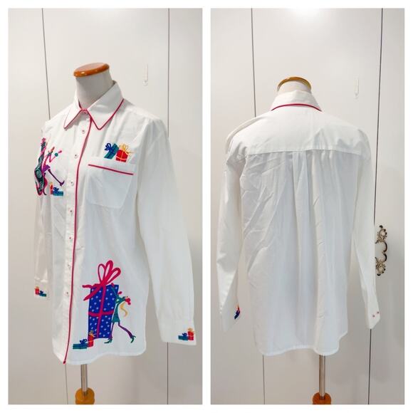 90s Christmas Embroidery Blouse Size Small Crisp White with Stocking classy Chic - Picture 10 of 11